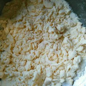 边倒水边用手搅拌成雪花状