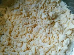 边倒水边用手搅拌成雪花状