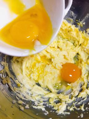 逐个加入蛋黄，加盐，打发均匀。
