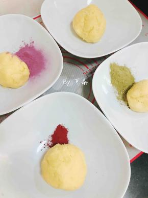 为了不那么单调，我分成4份。
分别是，原味，红曲粉，紫薯粉，抹茶粉。

