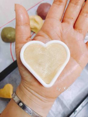 没有那么多模具，可以学我这样做。

把模具放手心，面团放进去，用手掌压平。