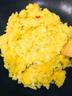 不粘锅小火炒干菠萝丁