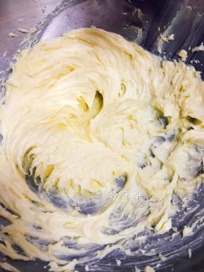 黄油软化后加糖打发变白