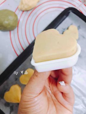 从下面推出来，放在烤盘上。