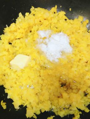 加10g黄油，50g糖，40g蜂蜜，翻炒。
我有时会加一点红糖调节口味。