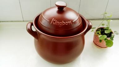 准备好砂锅和洗净的紫薯。