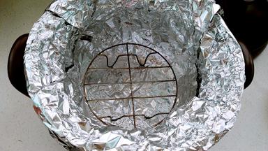 找一个比锅口稍小的烤架放锅里。