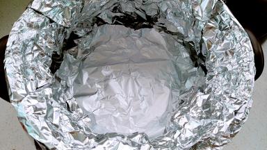 烤架上放锡纸。