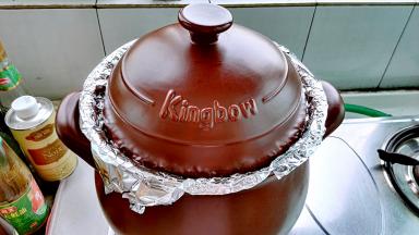 盖上锅盖开火（高出锅口的锡纸有利于把多余的水蒸汽排出锅外）。