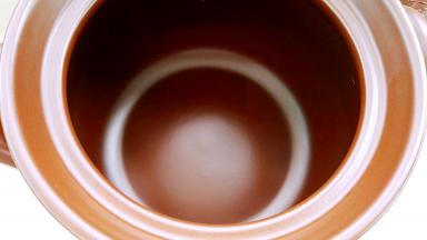 把砂锅用棉布擦一下浮尘（不要沾水）。