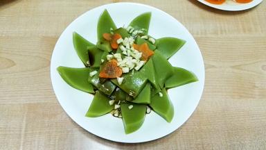 切片装盘，浇上蒜泥、生抽、醋、香油调成的料汁拌匀更美味爽口！