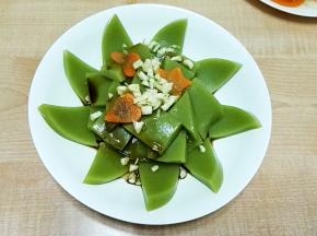 切片装盘，浇上蒜泥、生抽、醋、香油调成的料汁拌匀更美味爽口！