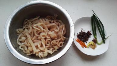 锅中添水，放入料酒、猪皮，水开后焯水三分钟。洗净血沫，用夹子把猪毛逐根拔干净，用刀刮净背面的肥油，切条分装备用。(这可是个考验耐心和细心的活哦。) 把八角、辣椒、花椒、葱、姜等装入料盒。（这次忘拍猪皮图了，发个以前的，其他一样，只是这次猪皮量少点。）