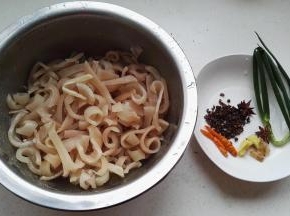 锅中添水，放入料酒、猪皮，水开后焯水三分钟。洗净血沫，用夹子把猪毛逐根拔干净，用刀刮净背面的肥油，切条分装备用。(这可是个考验耐心和细心的活哦。) 把八角、辣椒、花椒、葱、姜等装入料盒。（这次忘拍猪皮图了，发个以前的，其他一样，只是这次猪皮量少点。）