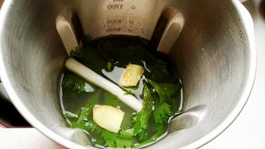 倒入破壁机内，加入2片姜、一节葱、适量盐、适量芹菜叶，按米糊键。