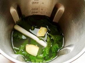 倒入破壁机内，加入2片姜、一节葱、适量盐、适量芹菜叶，按米糊键。