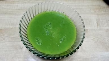 待程序结束后将加工好的绿色皮冻稍微冷却下，倒入容器晾凉即成（玻璃容器不要倒太热的）。