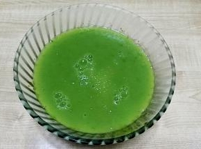 待程序结束后将加工好的绿色皮冻稍微冷却下，倒入容器晾凉即成（玻璃容器不要倒太热的）。