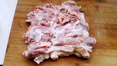 羊肉买回来先放清水中泡去血水，洗净。