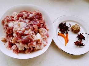 羊肉切成大小合适的肉片。准备好的姜、辣椒、花椒装料盒内放入砂锅内加水打火烧开。