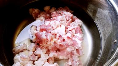 另取一个锅放冷水，放入羊肉大火烧开。