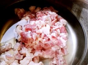 另取一个锅放冷水，放入羊肉大火烧开。