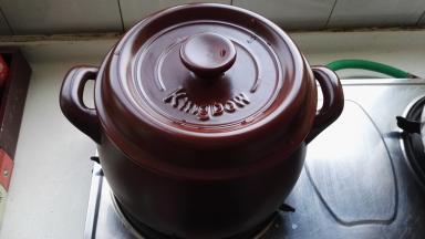 盖盖转最小火焖煮50分钟关火，不要开盖，充分利用砂锅锅体储存的热能再焖会羊肉就熟透了。（具体时间根据羊肉的大小不同灵活选择。如果羊肉块大炖的久，可以用筷子扎羊肉，如果能轻易扎透就是熟透了。小了可以直接尝尝 。)