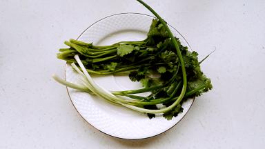 香菜、小葱洗净切碎。