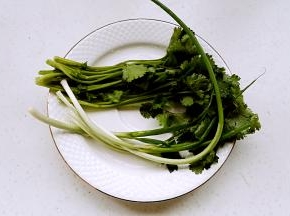 香菜、小葱洗净切碎。
