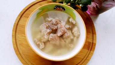 打开锅盖放盐调味，盛入碗中。