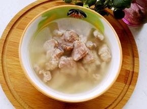 打开锅盖放盐调味，盛入碗中。