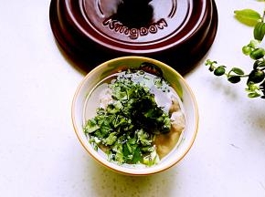 盛入碗中撒葱花、香菜、白胡椒粉、醋、滴几滴香油既可。搭配发面饼、馒头等，简单不失美味。（放点蒜苗碎更有味）