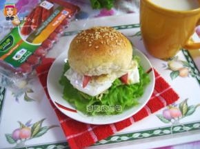 汉堡夹上生菜，煎鸡蛋，香肠，搭配一杯鲜豆浆！简简单单就是一顿营养又美味的早餐！