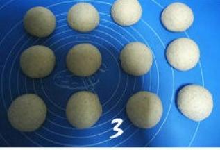 排气，分割成12等份，分别滚圆，盖上保鲜膜松驰15分钟；