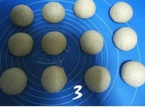 排气，分割成12等份，分别滚圆，盖上保鲜膜松驰15分钟；