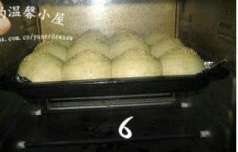 烤箱预热180度，中层，烤20分钟。中途上色后要及时加盖锡纸。
温度和时间根据自家烤箱情况来掌握