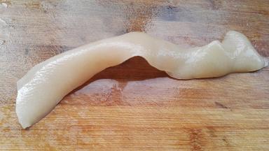 清洗下沾在猪皮上的猪毛。