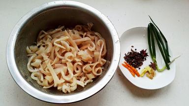 切成细条。调料有葱、姜、辣椒、花椒等。