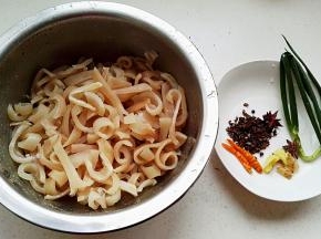 切成细条。调料有葱、姜、辣椒、花椒等。