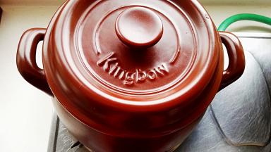 大火烧开撇净浮沫及浮油，盖盖转最小火熬一小时。