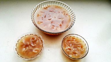 熬好的皮冻倒盆里或模具中，快凝固时用勺搅几下，猪皮分布均匀，不搅也可，只是上下分层明显些。