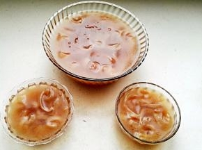 熬好的皮冻倒盆里或模具中，快凝固时用勺搅几下，猪皮分布均匀，不搅也可，只是上下分层明显些。