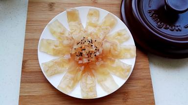 由于煮皮冻时已调好味，皮冻切块放盘里可直接吃，也可用蒜泥、生抽、醋、芝麻油调成料汁浇上面拌匀更有味，满满的胶原蛋白哦。