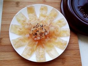 由于煮皮冻时已调好味，皮冻切块放盘里可直接吃，也可用蒜泥、生抽、醋、芝麻油调成料汁浇上面拌匀更有味，满满的胶原蛋白哦。