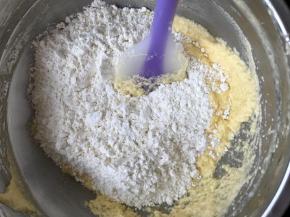 最好加入淡奶油，也是分次加入，打匀。筛入低筋面粉和泡打粉，搅拌均匀。