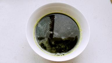 焯水后的菠菜加盐、一滴油用果汁机榨汁过滤备用。