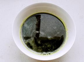 焯水后的菠菜加盐、一滴油用果汁机榨汁过滤备用。