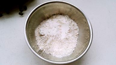 面粉倒盆里。