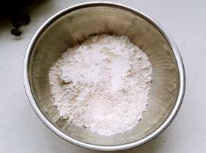 面粉倒盆里。