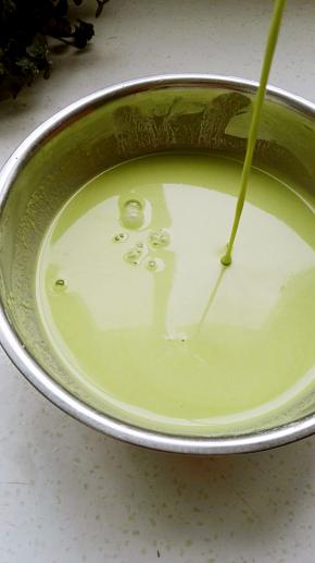 调成扬勺倒出，成不断线样能流动的稀面糊，静置20分钟，再次搅匀。